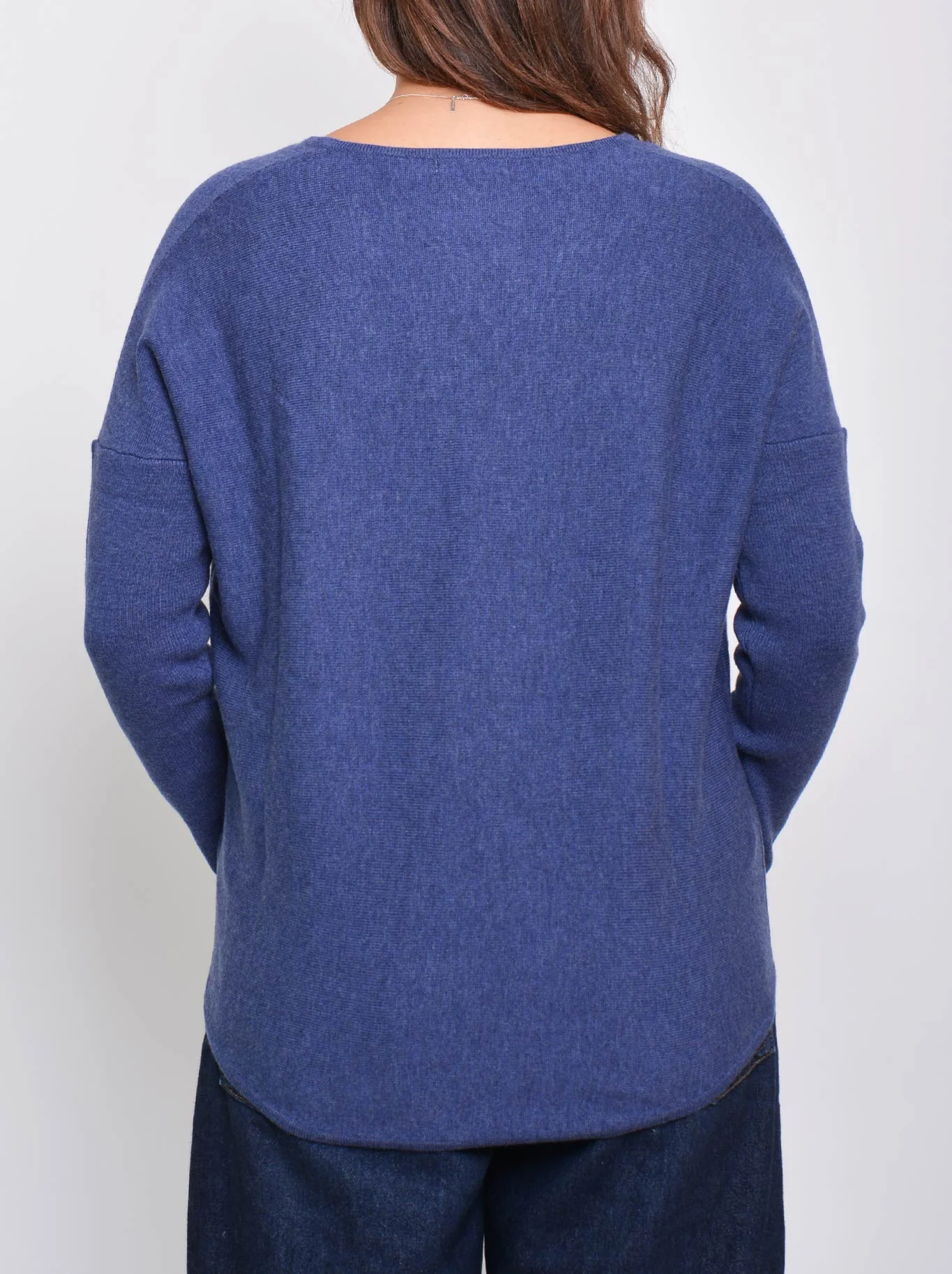 JAMES MELBOURNE CURVED HEM VEE NECK - Image 2