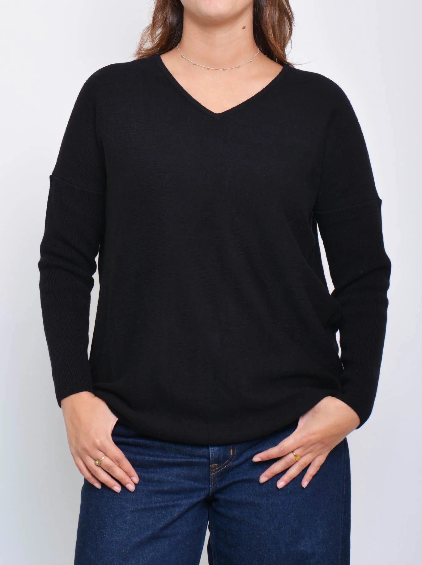 JAMES MELBOURNE CURVED HEM VEE NECK - Image 3