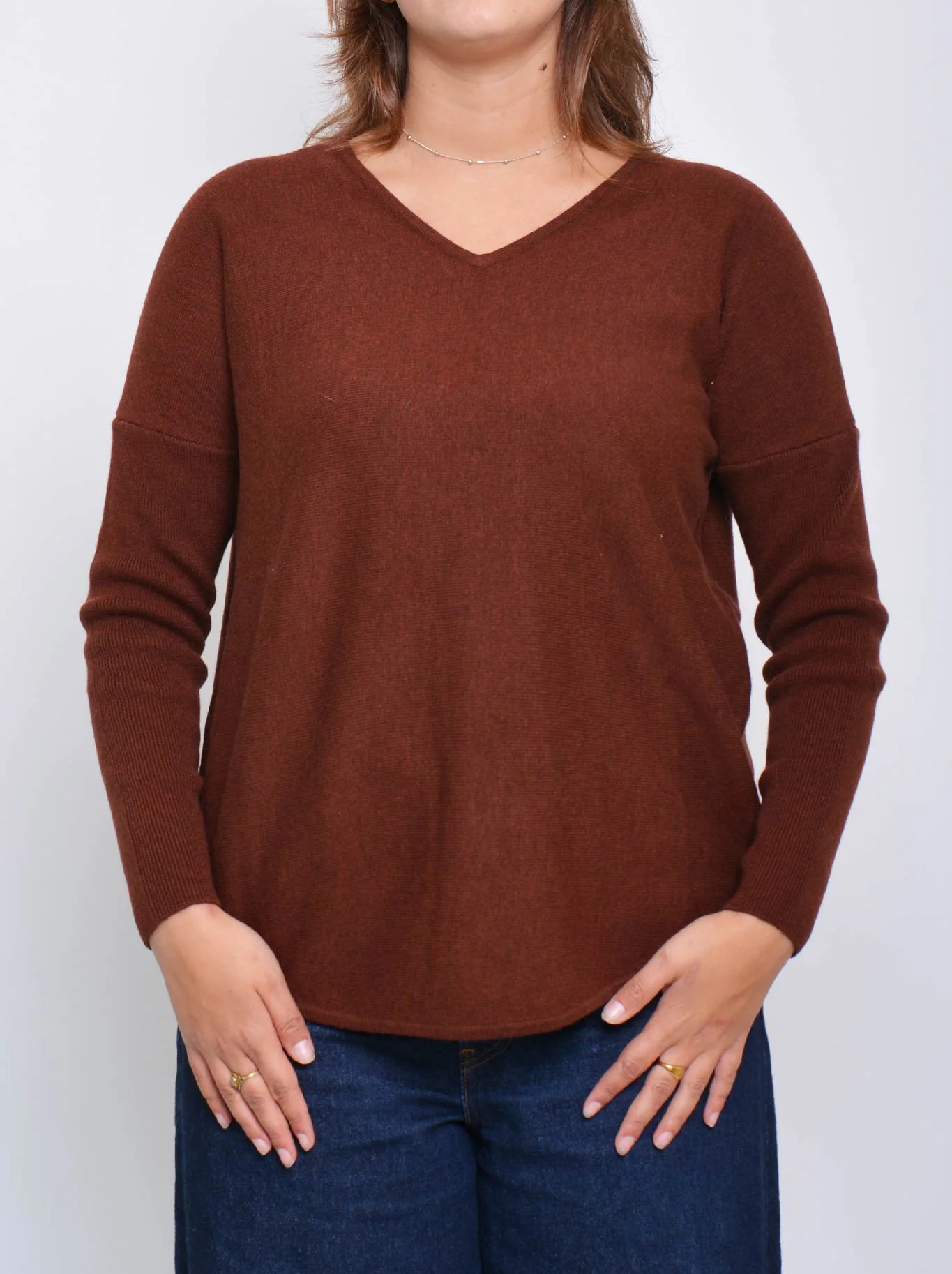 JAMES MELBOURNE CURVED HEM VEE NECK - Image 7