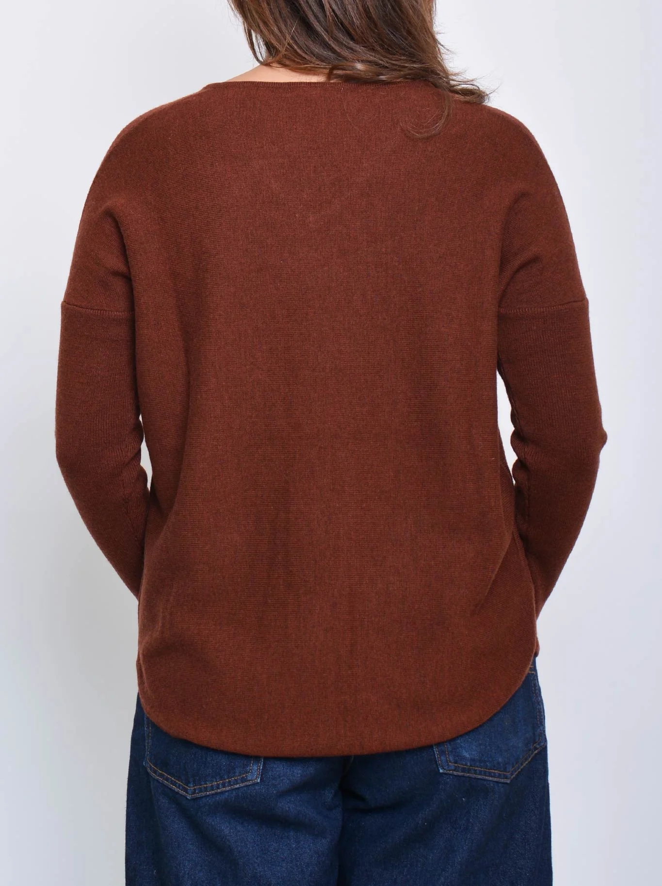 JAMES MELBOURNE CURVED HEM VEE NECK - Image 8