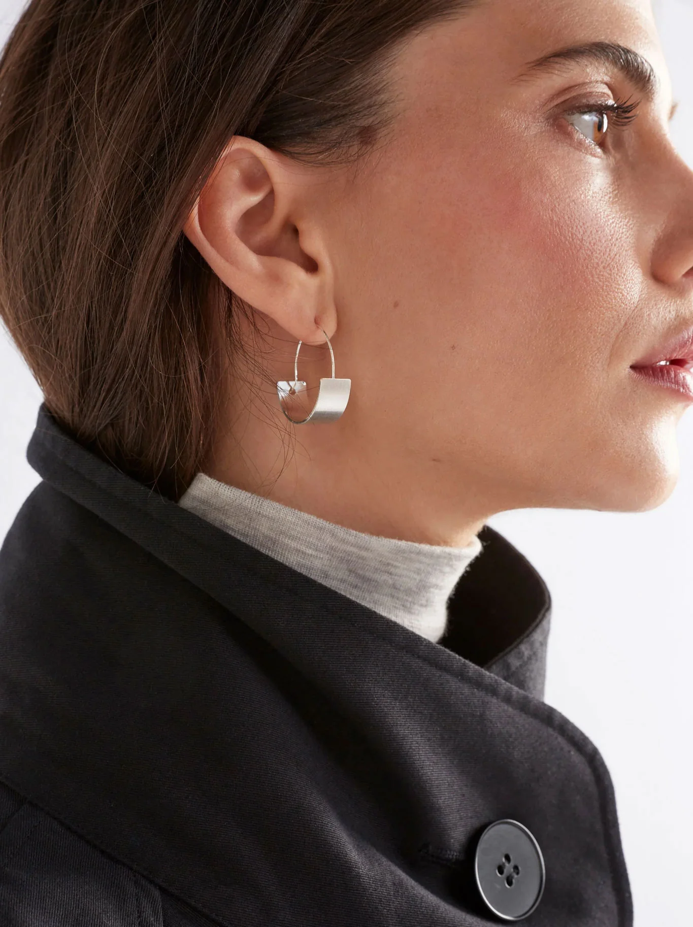 ELK TONA SMALL HOOP EARRING - Image 4