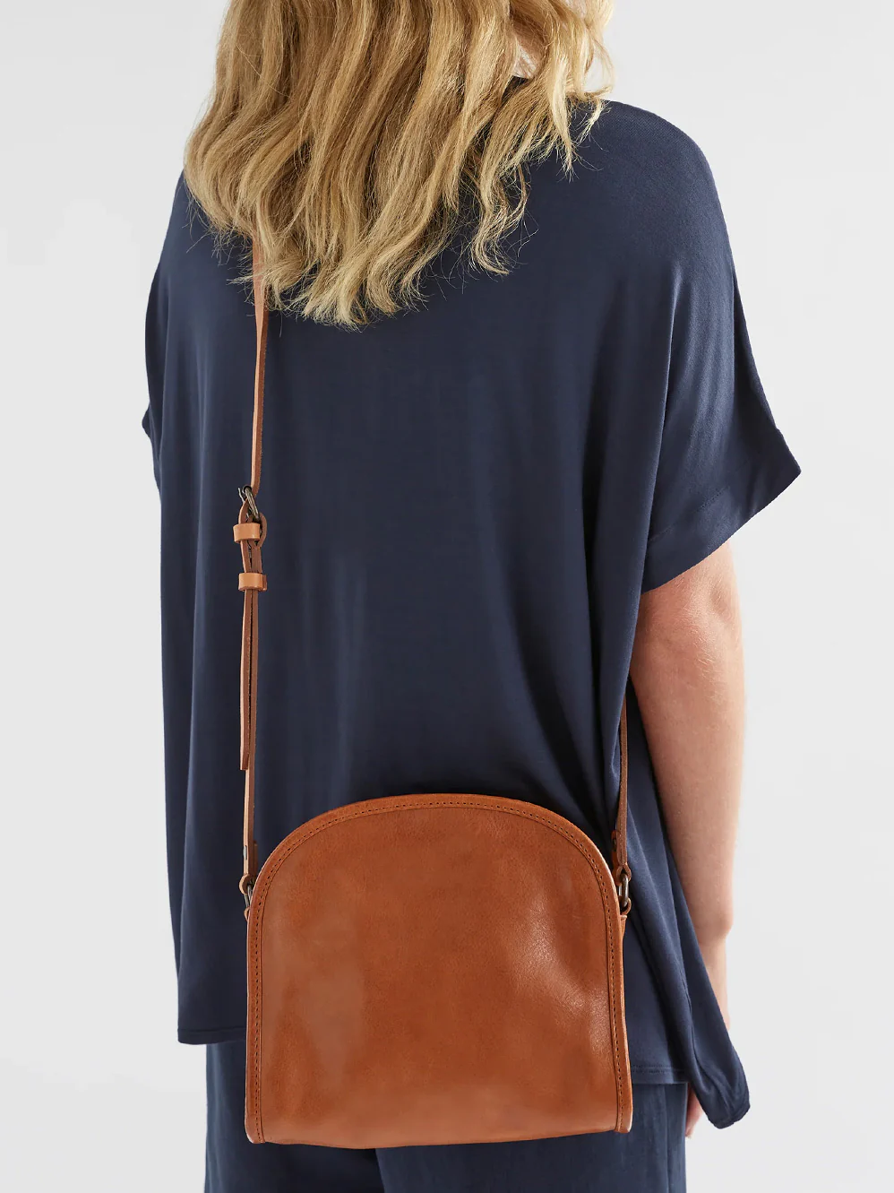 ELK KURVA MESSENGER BAG - Image 10