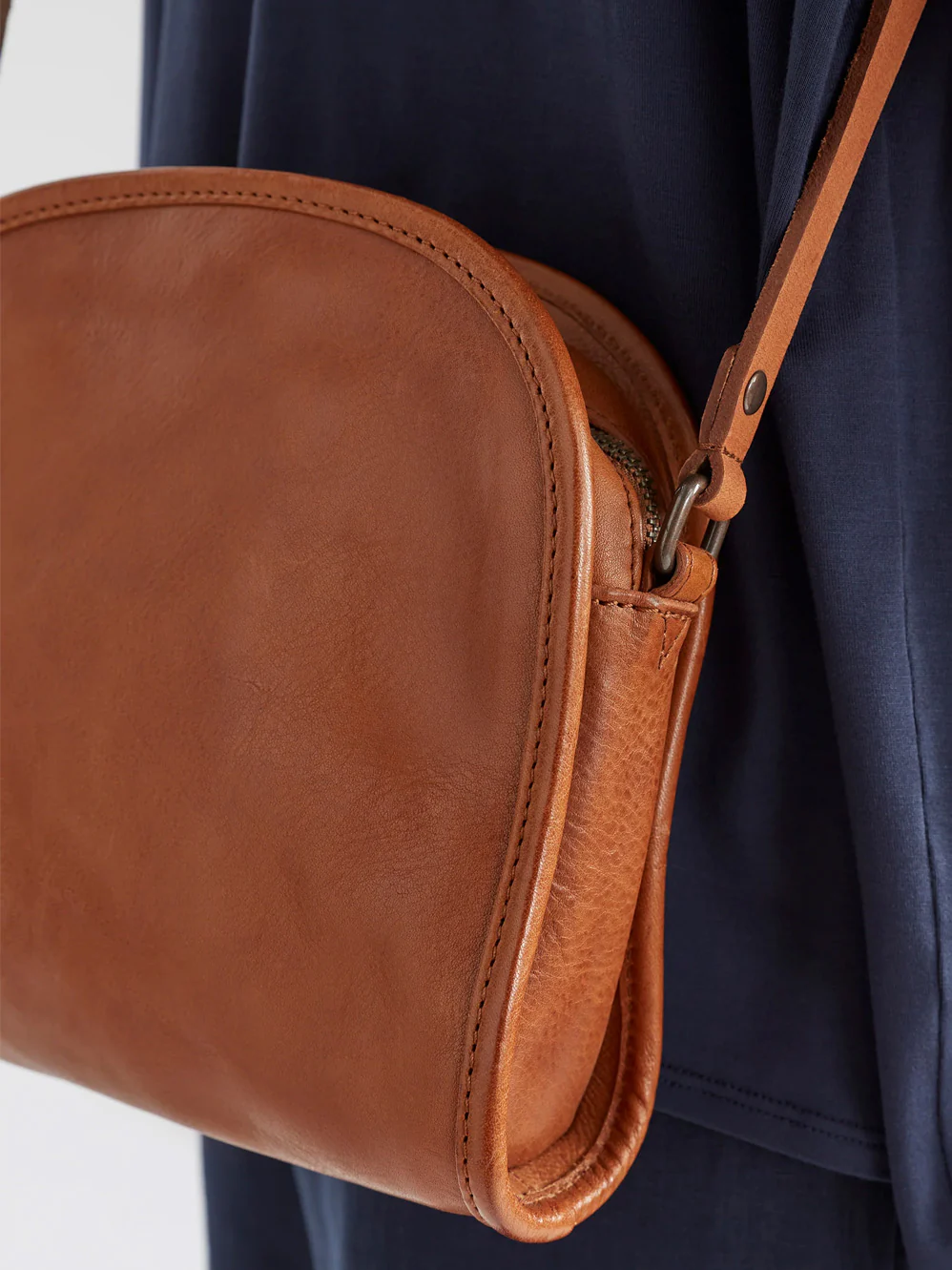 ELK KURVA MESSENGER BAG - Image 12