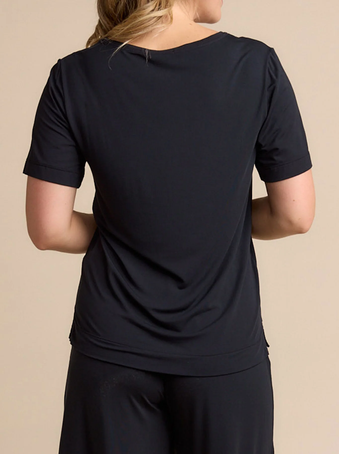 TANI ELLA V NECK TEE - Image 6