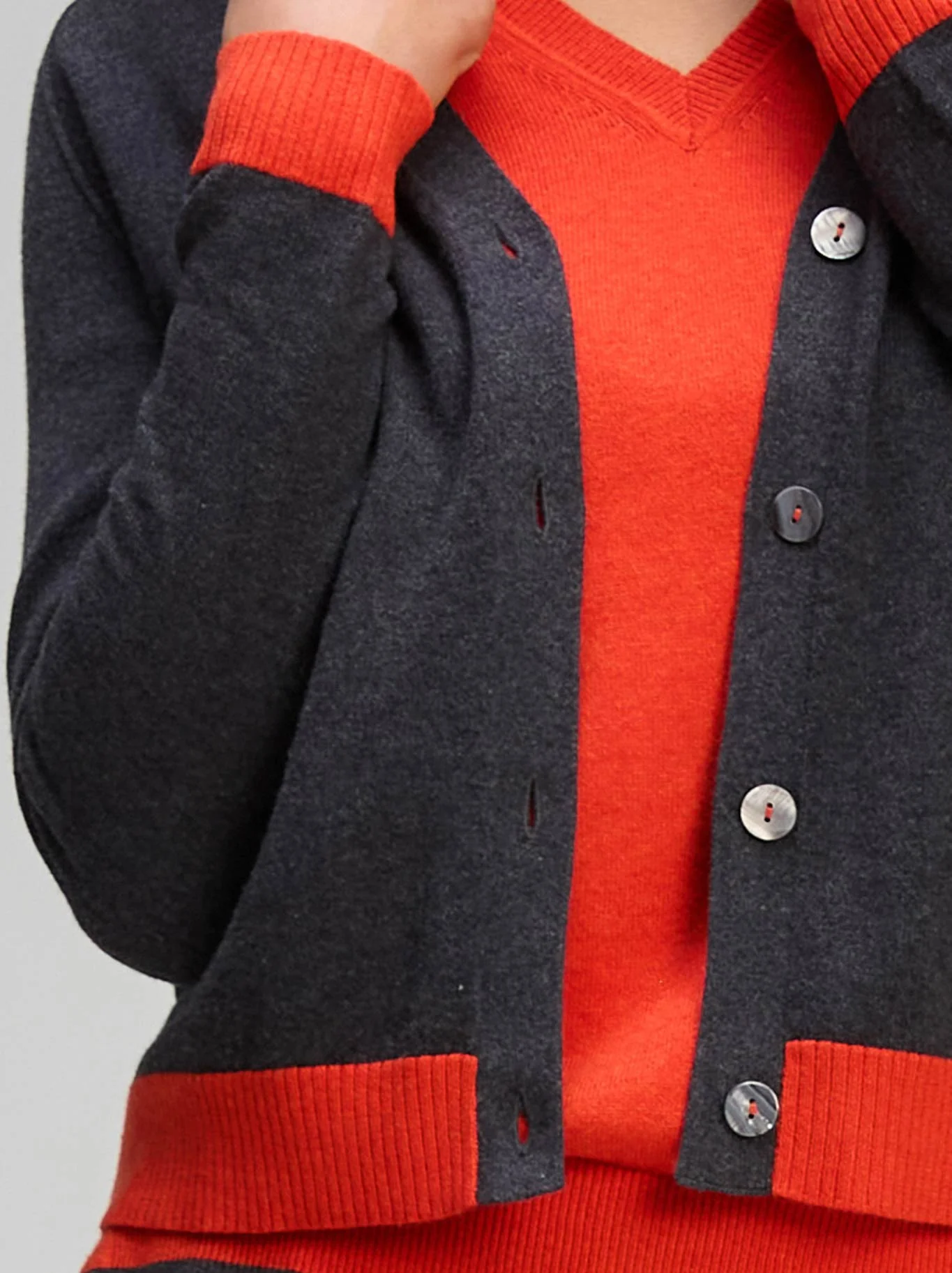 ZAKET & PLOVER ESSENTIAL V NECK CARDI - Image 3