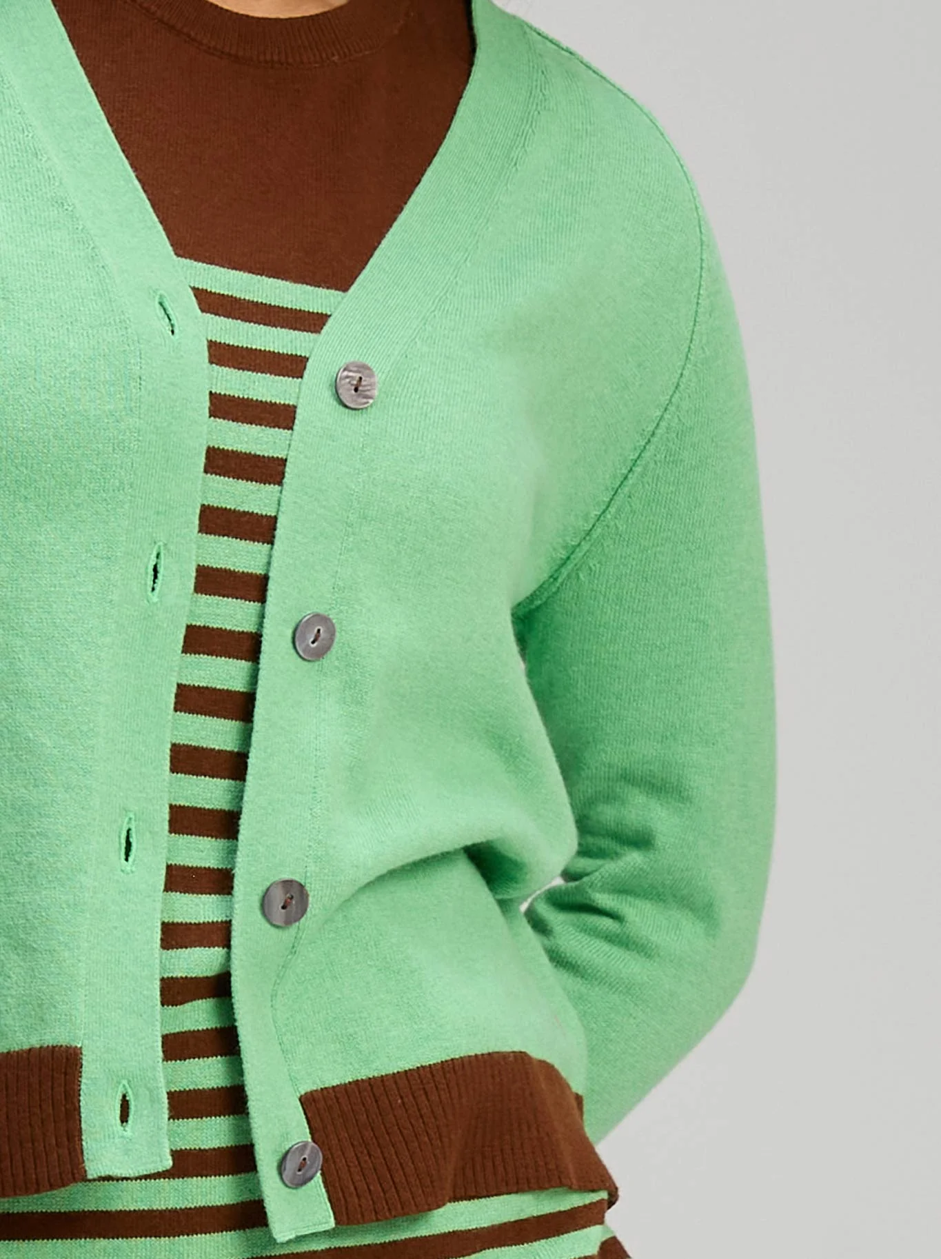ZAKET & PLOVER ESSENTIAL V NECK CARDI - Image 7